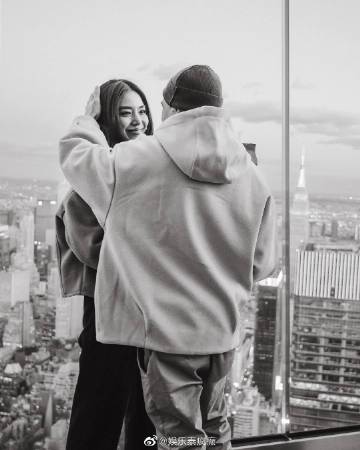 Prang Kannarun与Two Pee爱情长跑十年终获求婚成功 美国浪漫下跪求婚获祝福