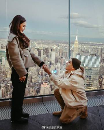 Prang Kannarun与Two Pee爱情长跑十年终获求婚成功 美国浪漫下跪求婚获祝福