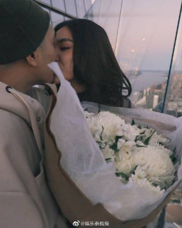 Prang Kannarun与Two Pee爱情长跑十年终获求婚成功 美国浪漫下跪求婚获祝福