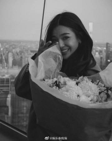 Prang Kannarun与Two Pee爱情长跑十年终获求婚成功 美国浪漫下跪求婚获祝福