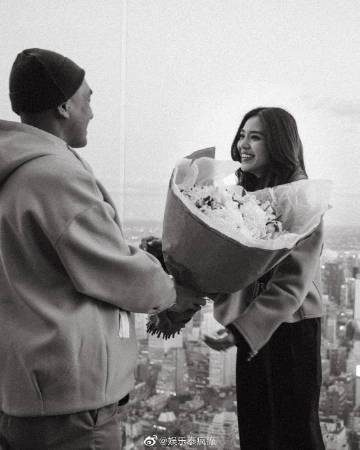 Prang Kannarun与Two Pee爱情长跑十年终获求婚成功 美国浪漫下跪求婚获祝福