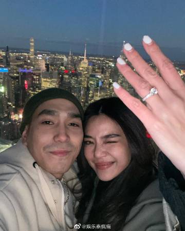 Prang Kannarun与Two Pee爱情长跑十年终获求婚成功 美国浪漫下跪求婚获祝福