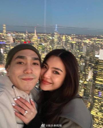 Prang Kannarun与Two Pee爱情长跑十年终获求婚成功 美国浪漫下跪求婚获祝福