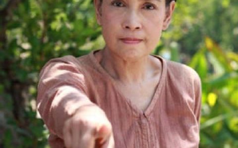 Aew Ampa再接保养品代言秀冻龄状态 62岁坦承曾整形引热议