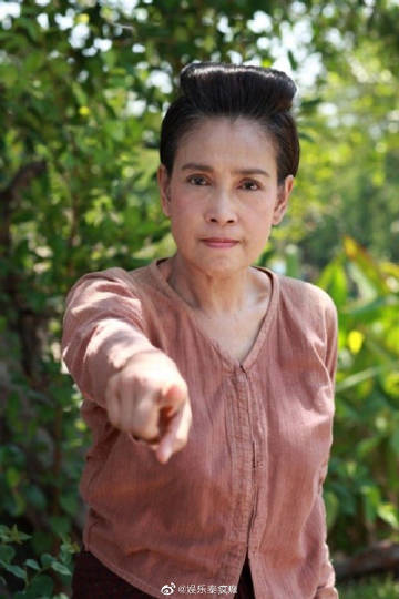 Aew Ampa再接保养品代言秀冻龄状态 62岁坦承曾整形引热议