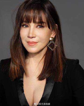 Aew Ampa再接保养品代言秀冻龄状态 62岁坦承曾整形引热议