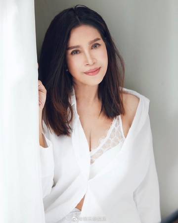 Aew Ampa再接保养品代言秀冻龄状态 62岁坦承曾整形引热议