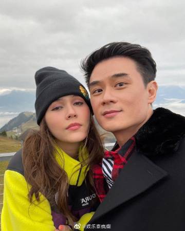 Weir与Bella分手传闻再起被博主否认 称两人因工作分隔但感情依旧甜蜜