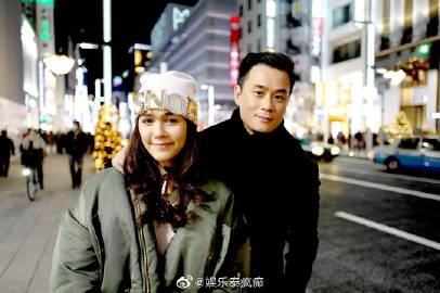 Weir与Bella分手传闻再起被博主否认 称两人因工作分隔但感情依旧甜蜜