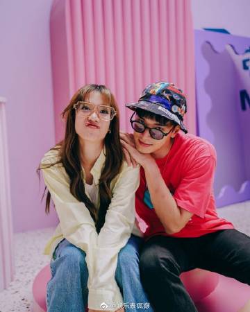 Oab Oabnithi否认“怕女友”传闻 称与Alrisa Maprang感情稳定强调彼此尊重