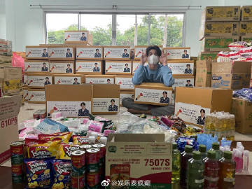 Gulf Kanawut携手粉丝发起慈善行动 向洪灾灾民发放物资箱援助生活