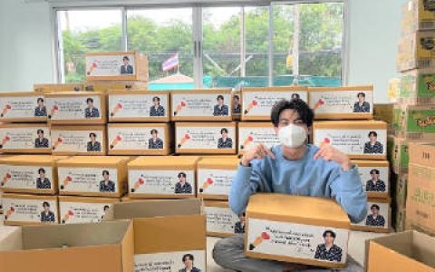 Gulf Kanawut携手粉丝发起慈善行动 向洪灾灾民发放物资箱援助生活