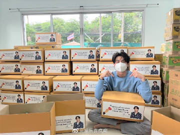 Gulf Kanawut携手粉丝发起慈善行动 向洪灾灾民发放物资箱援助生活