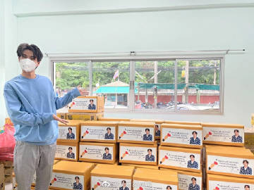 Gulf Kanawut携手粉丝发起慈善行动 向洪灾灾民发放物资箱援助生活