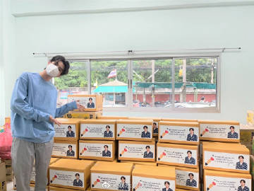 Gulf Kanawut携手粉丝发起慈善行动 向洪灾灾民发放物资箱援助生活