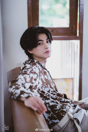 Gulf Kanawut携手粉丝发起慈善行动 向洪灾灾民发放物资箱援助生活