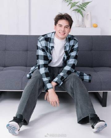 Mik Thongraya北标府老家遭洪水侵袭 一楼进水母亲已乘船撤离保平安