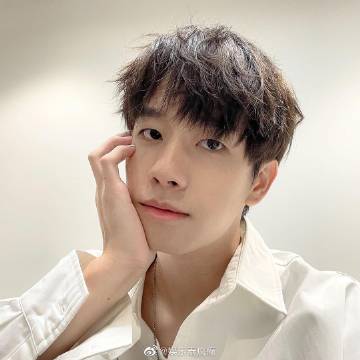 Prom Ratchaphat确诊新冠 经纪公司证实将按规定隔离治疗