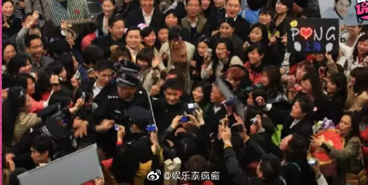 Pong Nawat自曝在中国工作经历曾乔装戴假发避人群出机场 感谢粉丝支持