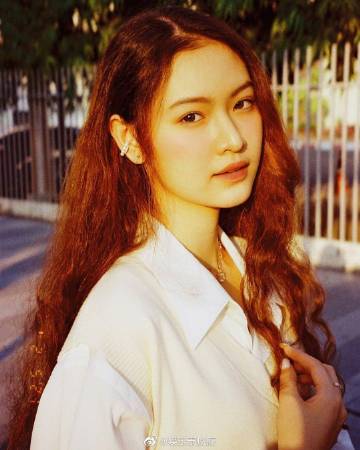 GMMTV女星Prigkhing Sureeyares确诊新冠 经纪公司称疑似家人传染目前居家隔离无明显症状