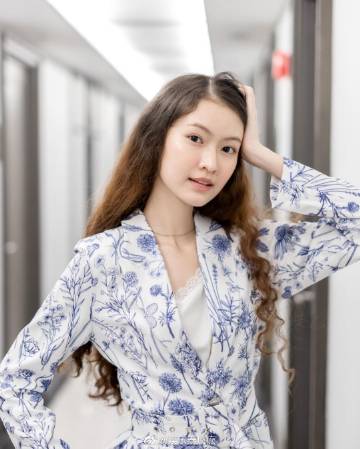 GMMTV女星Prigkhing Sureeyares确诊新冠 经纪公司称疑似家人传染目前居家隔离无明显症状