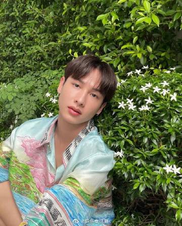 Gun Atthaphan社交平台粉丝突破400万 粉丝发起话题庆祝送上祝福