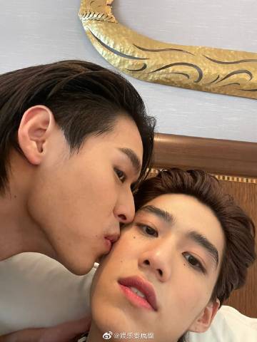 PP Krit罕见互动晒Billkin亲脸照引暴动 BKPP同框甜照曝光粉丝狂欢