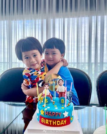 Chompoo Araya双胞胎儿女迎来4岁生日 Nott晒温馨合照低调庆生引关注