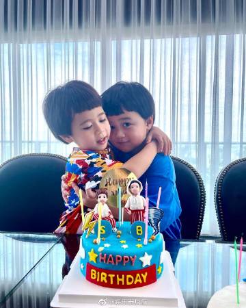 Chompoo Araya双胞胎儿女迎来4岁生日 Nott晒温馨合照低调庆生引关注