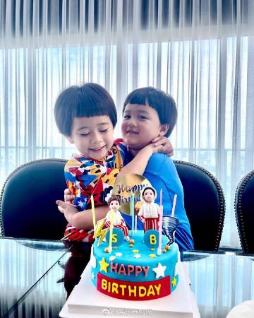 Chompoo Araya双胞胎儿女迎来4岁生日 Nott晒温馨合照低调庆生引关注