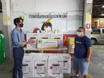 Earth Pirapat慈善拍卖筹近90万泰铢 捐赠医疗设备回馈医院获赞