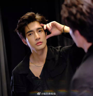 Earth Pirapat慈善拍卖筹近90万泰铢 捐赠医疗设备回馈医院获赞