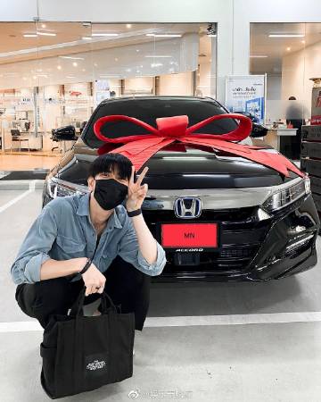 Mike Chinnarat喜提人生首辆轿车晒照庆祝发文称“以后出门不用淋雨”获祝福