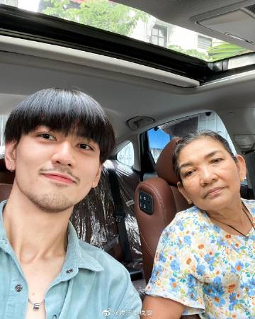 Mike Chinnarat喜提人生首辆轿车晒照庆祝发文称“以后出门不用淋雨”获祝福