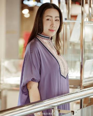 Punpun Sutataa签约新经纪公司成Chompoo Araya小师妹 经纪人连发贴文欢迎加盟