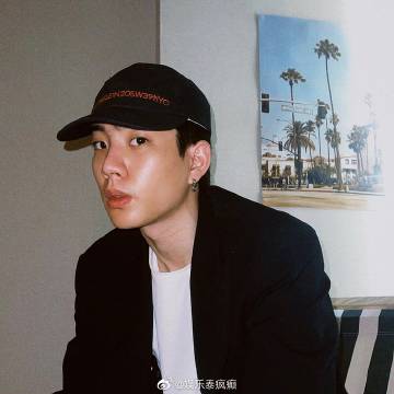 Off Jumpol社交账号粉丝突破300万 粉丝发文庆祝话题登泰推热搜冠军