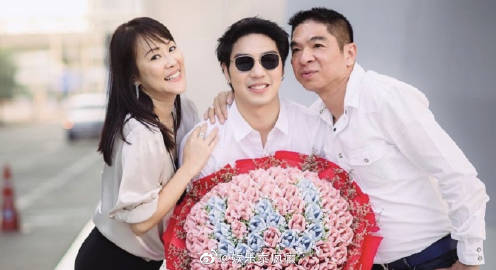 White Nawat父母遇袭案进展停滞未见嫌疑人出面引发热议 网友质疑是否存在包庇