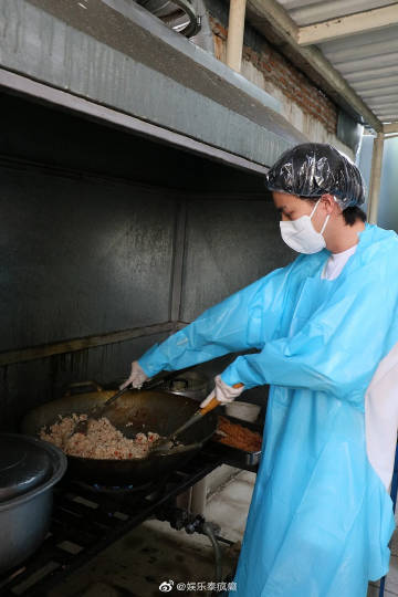 Gulf Kanawut亲手下厨为社区免费送餐 每日制作200盒助力受疫情影响民众