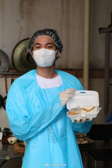 Gulf Kanawut亲手下厨为社区免费送餐 每日制作200盒助力受疫情影响民众