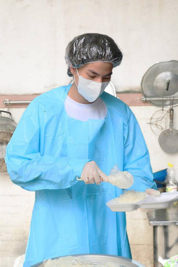 Gulf Kanawut亲手下厨为社区免费送餐 每日制作200盒助力受疫情影响民众