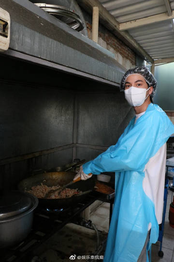 Gulf Kanawut亲手下厨为社区免费送餐 每日制作200盒助力受疫情影响民众