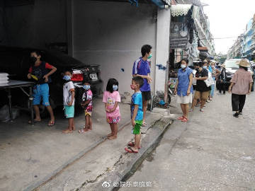 Gulf Kanawut亲手下厨为社区免费送餐 每日制作200盒助力受疫情影响民众