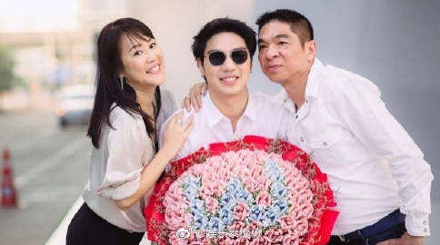 White Nawat记者会还原父母被殴打经过 称将提告对方并指收到威胁短信