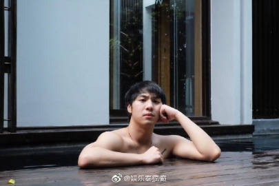 White Nawat发文称父母遭司机殴打事件 公开呼吁调取行车记录仪维权