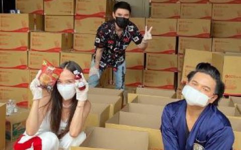 Aum Patchrapa再捐2000盒物资助力抗疫 与经纪人亲自打包画面曝光