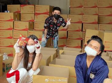 Aum Patchrapa再捐2000盒物资助力抗疫 与经纪人亲自打包画面曝光