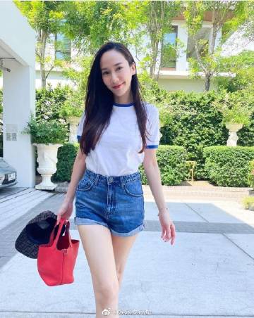 Aum Patchrapa再捐2000盒物资助力抗疫 与经纪人亲自打包画面曝光