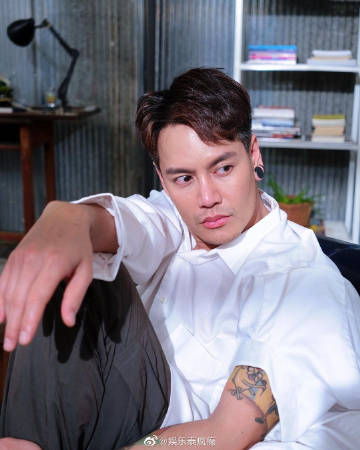 Aof Pongsak宣布离开《夏日菊花茶》引粉丝不舍 官方释出告别剧情片段