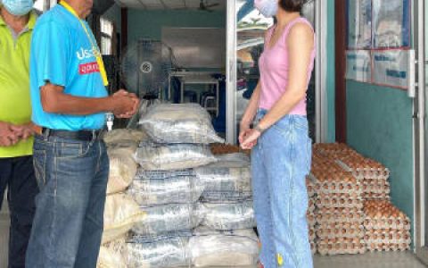 Aom Sushar赴社区派发物资并发声谈现状 呼吁政府倾听民意引关注