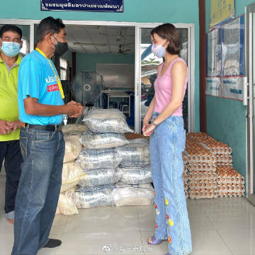 Aom Sushar赴社区派发物资并发声谈现状 呼吁政府倾听民意引关注